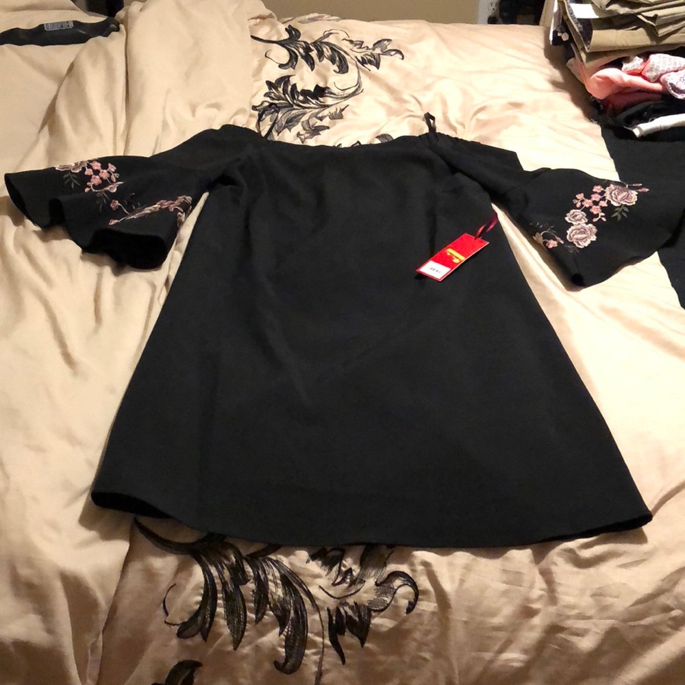 SIZE XS FLOWY BLACK DRESS, WITH BELL FLORAL SLEEVE